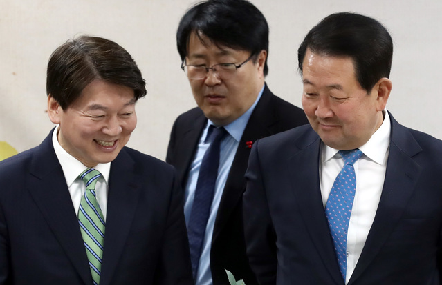 ▲ 국민의당 안철수 대표가 2일 오전 서울 여의도 국민의당 중앙당사에서 열린 창당 2주년 기념식에 참석해 박주선 국회부의장과 이야기를 나누며 미소짓고 있다. 박주선 국회부의장은 중재파 입장에서 당 통합에 합류하는 것으로 마음을 정했다.ⓒ뉴시스