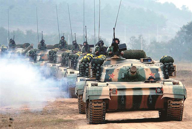 ▲ 허난성 일대에서 기동훈련 중인 중공군 기갑부대. 최근 중공군이 북한 국경 인근에 30만 명의 병력을 배치했다고 한다. ⓒ연합뉴스. 무단전재 및 재배포 금지.