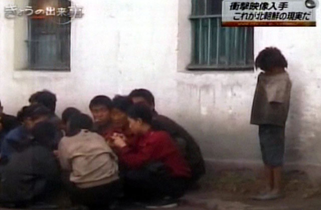 ▲ 과거 일본에서 방영한 북한 꽃제비와 주민들의 모습. 10여 년 전 두번째 고난의 행군 때다. 2018년에도 북한에서 이런 모습이 나올지 모른다. ⓒ日방송화면 캡쳐-채널A '이제만나러갑니다' 게시판.