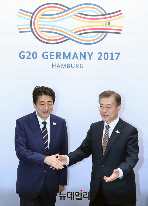 ▲ 지난해 7월 독일 함부르크 G20 정상회의장에서 만난 문재인 대통령과 아베 일본 총리 ⓒ 청와대 자료사진