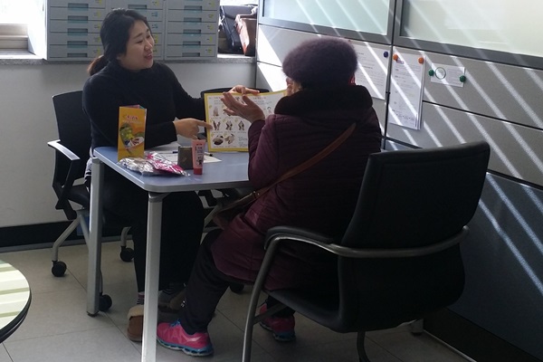 ▲ 청주시치매안심센터의 한 관계자가 노인을 대상으로 치매 검사를 하고 있다.ⓒ청주시