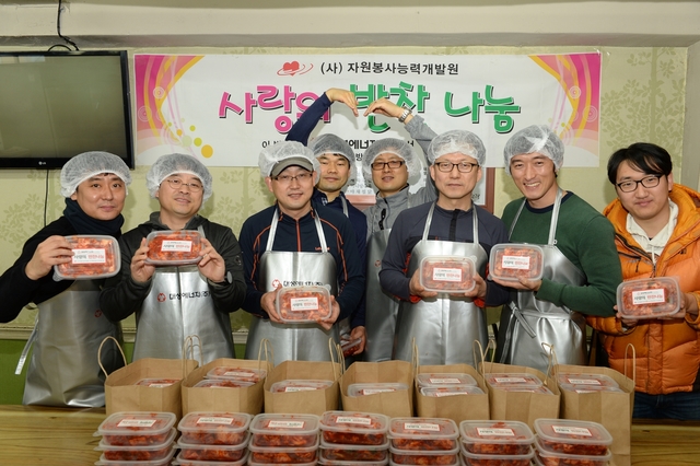 ▲ 성에너지 직원 7명이 지난 3일 대구 서구 일대 쪽방을 찾아 사랑의 반찬나눔 봉사활동을 펼쳤다.ⓒ대성에너지