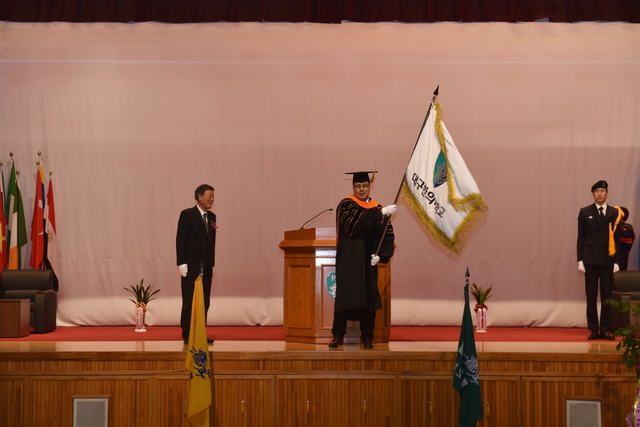 ▲ 대구한의대 8대 총장에 변창훈 총장이 취임했다. 사진은 기우항 이사장으로부터 교기를 인계받은 변창훈 총장.ⓒ대구한의대