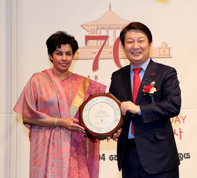 ▲ 스리랑카 독립 기념행사가 4일 대구 프린스호텔에서 성황리에 개최됐다. 사진은 권영진 시장이 감사패를 전달하는 장면.ⓒ대구시