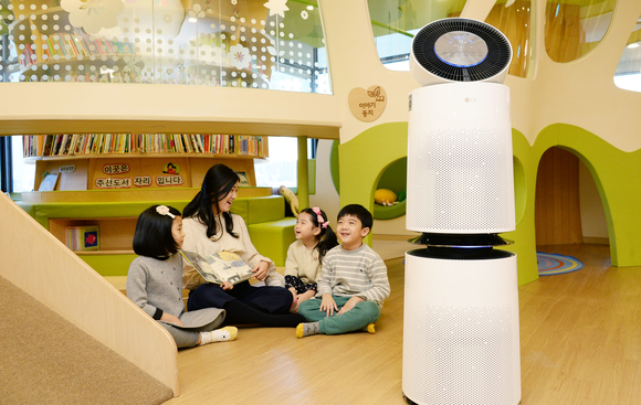 ▲ LG전자의 '퓨리케어 360도 공기청정기'를 설치한 어린이집의 모습. ⓒLG전자