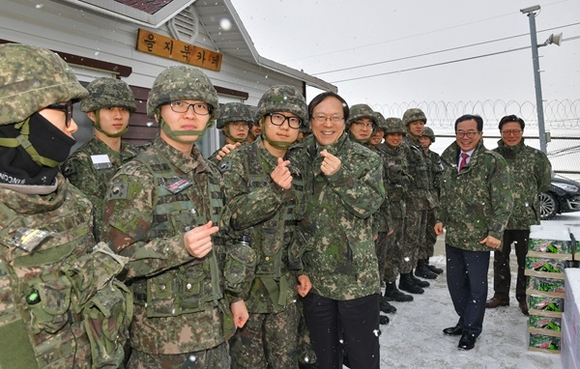 ▲ 김용환 농협금융지주 회장(앞줄 왼쪽에서 4번째)이 지난 2일 임직원들과 함께 강원도 인제군 소재 최전방 GOP를 방문해 장병들을 격려했다. ⓒ농협금융지주