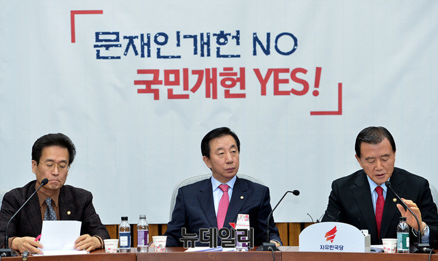 ▲ 자유한국당 원내대책회의 모습. 왼쪽부터 함진규 정책위의장, 김성태 원내대표, 홍문표 사무총장. ⓒ뉴데일리 공준표 기자