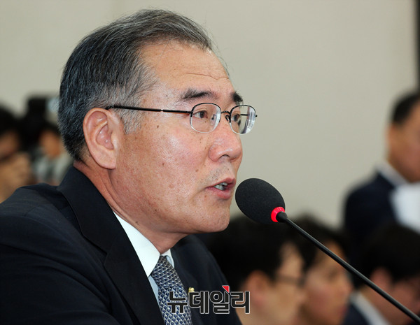 ▲ 더불어민주당 이개호 최고위원(사진)이 돌연 중앙당으로부터 6·13 지방선거 전남도지사 출마 자제 당부를 받아 지역 정가에 동요가 일고 있다. ⓒ뉴데일리 이기륭 기자