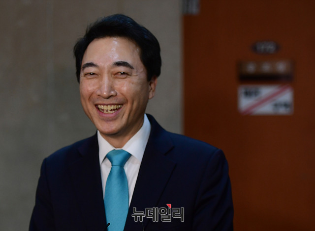 ▲ 더불어민주당 박수현 전 의원이 5일 오후 국회 기자회견장에서 충남도지사 출마선언을 한 뒤, 취재진과 만나 질의와 답변을 나누고 있다. ⓒ뉴데일리 정상윤 기자