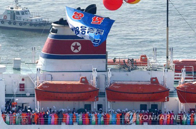 ▲ 2002년 부산 아시안 게임 당시 부산 감천항에 입항했던 '만경봉 92'호. ⓒ연합뉴스. 무단전재 및 재배포 금지.