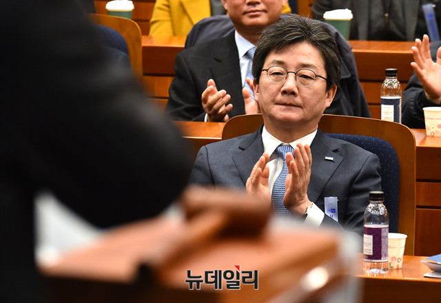 ▲ 5일 오전 바른정당 당원 대표자 회의에서 국민의당과의 통합 안건 의결 통과에 박수치는 유승민 대표. ⓒ뉴데일리 이종현 기자