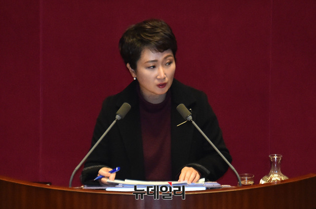 ▲ 이언주 국민의당 의원이 5일 오후 국회에서 열린 본회의에서 정치-통일-외교-안보 분야 대정부질문을 하고 있다. ⓒ뉴데일리 이종현 기자