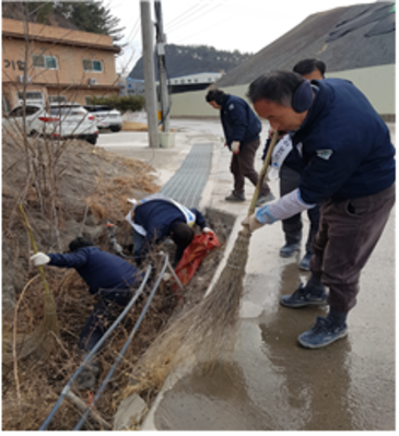 ▲ 성주군(군수 김항곤)이 추진중인 ’클린성주‘ 활동에 관내 기업들이 적극 동참하면서 성과를 거두고 있다. 사진은 영진토목 직원의 쓰레기 수거 장면.ⓒ성주군