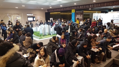 ▲ 지난달 분양한 과천 센트럴파크 푸르지오 써밋 견본주택을 찾은 내방객들. ⓒ대우건설