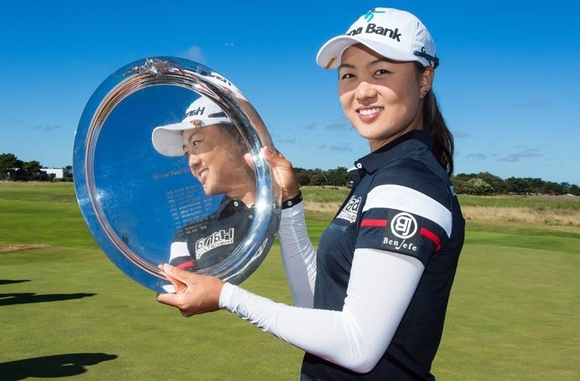 ▲ 이민지 선수가 5일(한국시간) 호주 서틴스 비치 골프장에서 펼쳐진 유럽여자프로골프투어(LET)와 호주프로골프투어 오츠 빅 오픈에서 우승을 차지한 뒤 기념촬영을 하고 있다. ⓒ KEB하나은행