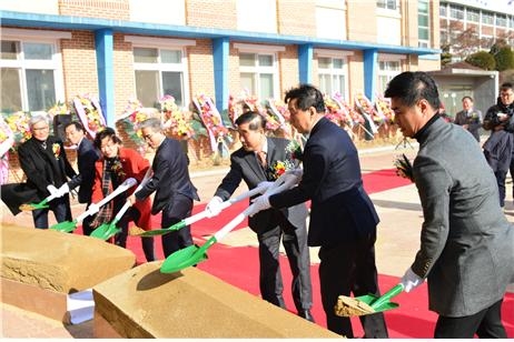 ▲ 부영그룹(회장 이중근)은 5일(월) 전북 무주군에 위치한 무주고등학교(교장 김성철)에서 기숙사 '덕유관' 증축 준공식을 가졌다. 사진은 행사 참석자들이 기념 식수를 하고 있다. ⓒ부영