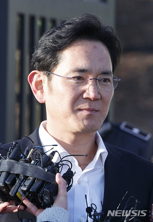 ▲ 항소심에서 징역 2년6월 집행유예 4년을 선고받은 이재용 삼성전자 부회장이 5일 오후 경기 의왕시 서울구치소에서 석방돼, 기자들의 질문에 답하고 있다. ⓒ 사진 뉴시스