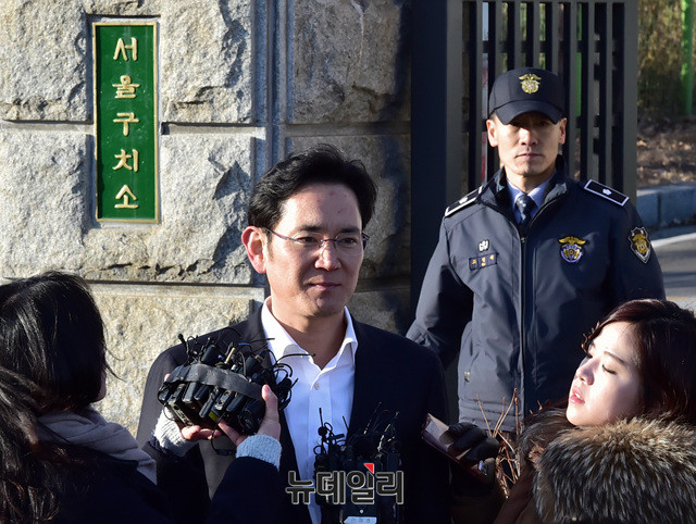 ▲ 지난 5일 이재용 삼성전자 부회장이 정형식 서울고법 부장판사로부터 징역 2년 6개월·집행유예 4년을 선고 받고 서울구치소를 나서고 있다. ⓒ뉴데일리 DB