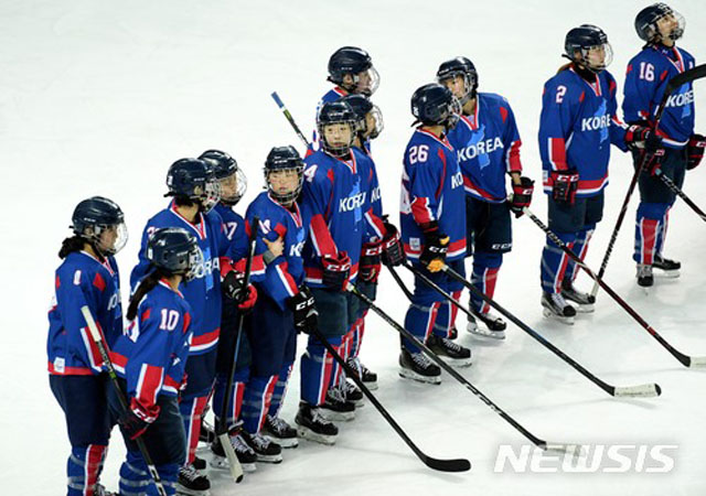 ▲ 지난 4일 스웨덴과의 평가전에서 공개한 여자 아이스하키 남북 단일팀 유니폼. 북한 인공기와 흡사하다는 논란이 일었다. ⓒ뉴시스. 무단전제 및 재배포 금지.