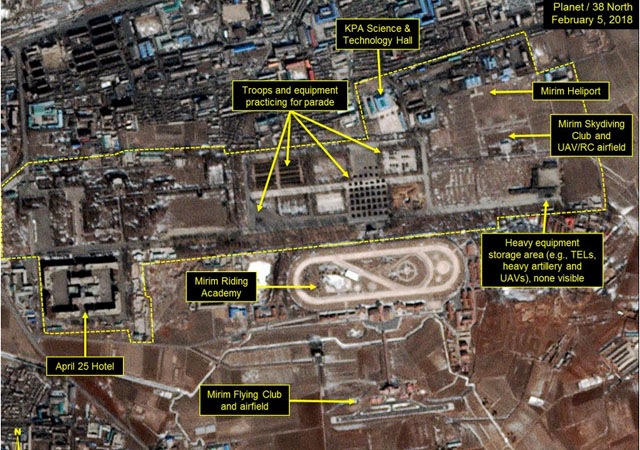 ▲ 상업용 위성이 지난 5일 촬영한 北평양 미림비행장 일대. 잔뜩 모여 있는 북한군 병력들이 보인다. ⓒ美38노스 관련보도 화면캡쳐.