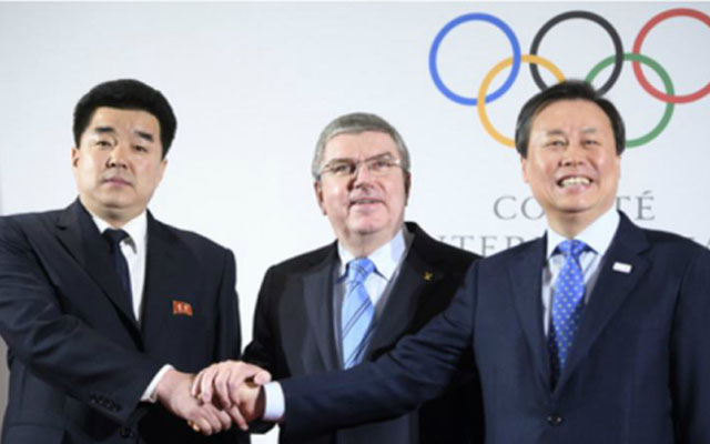 ▲ 지난 1월 20일(현지시간) 북한의 평창동계올림픽 참가를 논의한 뒤 손을 잡은 김일국 北체육상 겸 민족올림픽위원회 위원장, 토머스 바흐 IOC 위원장, 도종환 문화체육관광부 장관. 김일국은 오는 7일 북한 대표단과 응원단을 이끌고 방한한다. ⓒ뉴시스. 무단전재 및 재배포 금지.