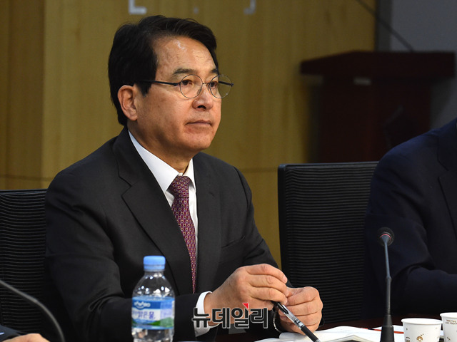 ▲ 북한 만경봉92호가 강원 동해 묵호항에 입항한 6일, 자유한국당 심재철 국회부의장이 북한의 위장평화공세에 대한 세미나를 주최하면서 결연한 표정을 짓고 있다. ⓒ뉴데일리 이종현 기자