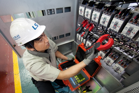 ▲ LS전선 직원이 전력 케이블 설비를 점검하고 있다. ⓒLS전선