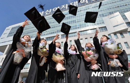 지난해 2월 서울 성북구 성신여자대학교에서 열린 '2016학년도 전기 학위수여식'에서 졸업생들이 학사모를 던지며 졸업을 축하하고 있다. ⓒ뉴시스