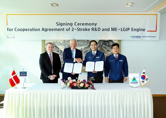 ▲ 현대중공업이 최근 덴마크 만 디젤&터보사와 LPG-디젤 이중연료엔진 개발 협약을 맺었다.(오른쪽 두 번째부터 현대중공업 장기돈 엔진사업 대표, 만 디젤&터보사 클라우스 엥버그(Klaus Engberg) 부사장)ⓒ현대중공업