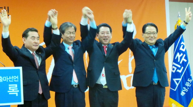 ▲ 민평당 박지원·천정배 전 대표와 이윤석 의원이 김영록 농림축산식품부장관과 손을 맞잡고 있다. ⓒ뉴시스 사진DB