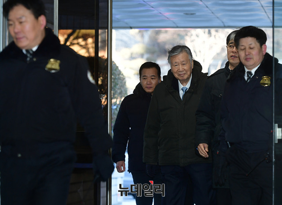 ▲ 이중근 부영그룹 회장이 6일 오전 서울 서초구 서울중앙지법으로 영장실질심사를 받기 위해 출석하고 있다. ⓒ뉴데일리 정상윤 기자