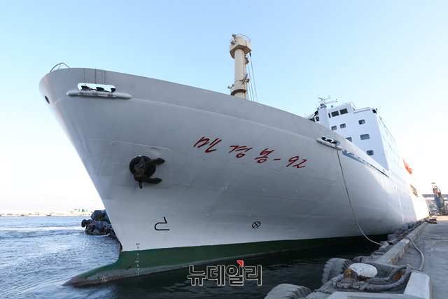 ▲ 지난 6일 동해시 묵호항에 입항한 '만경봉 92'호. 북한 예술단은 이날 배에서 내리지 않았다. ⓒ뉴데일리 DB.