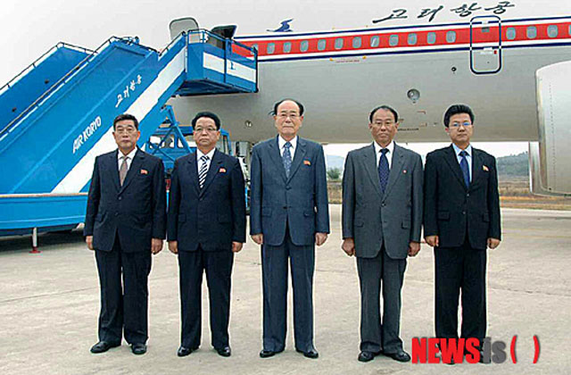 ▲ 2014년 10월 아프리카 순방에 앞서 '고려항공' 여객기 앞에서 포즈를 취한 김영남(중앙)과 일행. ⓒ뉴시스. 무단전재 및 재배포 금지.