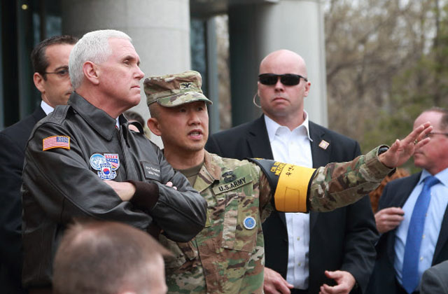 ▲ 2017년 4월 판문점 공동경비구역(JSA)을 찾아 설명을 듣는 마이크 펜스 美부통령. 가슴에 한미연합사, 유엔군 사령부, 주한미군 사령부 마크가 겹쳐져 있다. ⓒ뉴시스. 무단 전재 및 재배포 금지.