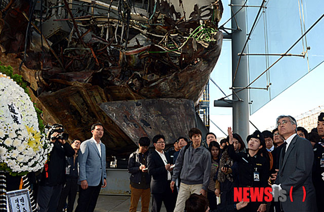 ▲ 2012년 10월 대선 레이스 중 평택 천안함 기념관을 찾은 문재인 당시 대선후보. ⓒ뉴시스. 무단전재 및 재배포 금지.