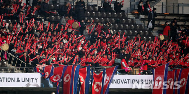 ▲ 2017년 12월 동아시안컵 축구대회에서 북한을 응원하는 조총련 응원단. ⓒ뉴시스. 무단전재 및 재배포 금지.