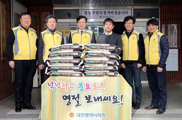 ▲ 대전시의회 김경훈 의장 일행이 7일 위문차 중촌사회복지관을 찾았다.ⓒ대전시의회