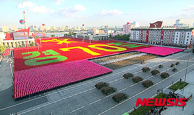 ▲ 김정은이 2월 8일 창군절 열병식을 전후로 북한 주민들에게 이동금지 명령을 내렸다고 한다. 사진은 2015년 10월 노동당 창건 열병식. ⓒ뉴시스. 무단전재 및 재배포 금지.