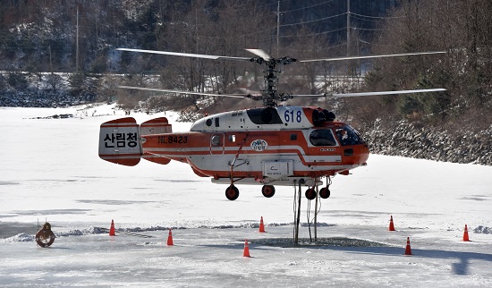 ▲ 산림청 헬기가 담수를 하고 있다.ⓒ산림청