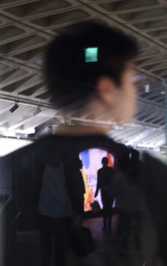 ▲ 실내풍경과 외부 행인이 오버랩 된 순간을 포착촬영, 인간의 머리속과 마음속을 표현한 작품 ⓒ인상희