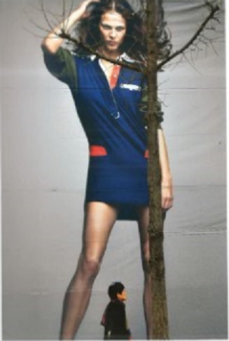 ▲ 포스터와 행인 ⓒ임윤상