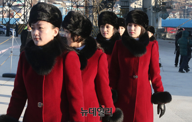 ▲ 7일 오전 강원 동해시 묵호항에 전날 정박한 만경봉92호에서 내린 북한 예술단. ⓒ뉴데일리 정상윤 기자