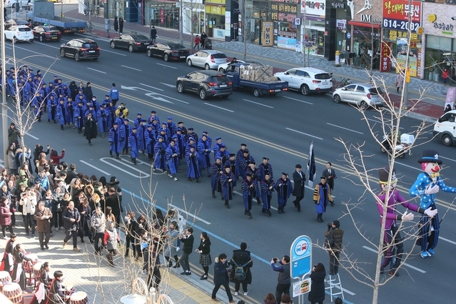 ▲ DGIST는 첫 학부 졸업생을 비롯한 석박사 과정 졸업생들을 축하하고 학교 구성원과 지역사회가 함께하는 대학문화를 조성하기 위해 2018 DGIST 졸업 퍼레이드를 개최했다.ⓒDGIST