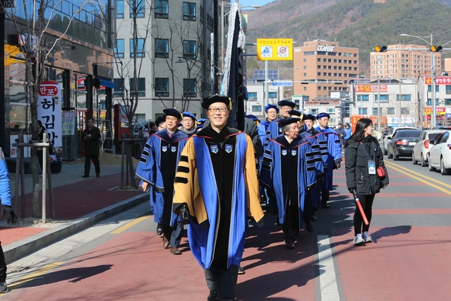 ▲ 7일 오후 1시 30분에 열린 2018 DGIST 졸업 퍼레이드에서 DGIST 손상혁 총장이 거리를 행진하고 있다.ⓒDGIST