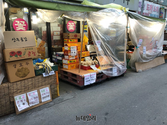 ▲ 입구 앞을 비닐로 막아 놓은 매장의 모습. ⓒ진범용 기자