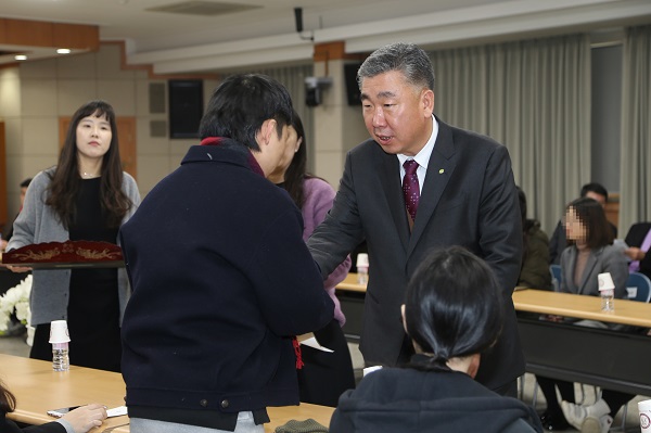 ▲ 8일 좋은교회가 인재양성을 위해 써달라며 기탁한 장학금을 이범석 청주시장 대행이 저소득 대학생들에게 전달하고 있다.ⓒ청주시