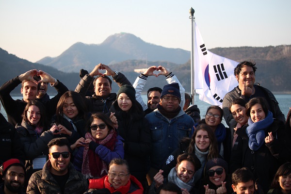 ▲ 지난해 12월 외국인 내륙의 바다 호수여행 걷기길 행사.(청풍호 유람선)ⓒ제천시