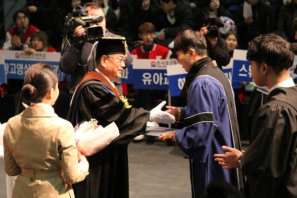 ▲ 유재원 한국영상대 총장이 졸업생에게 학위를 수여하고 있다.ⓒ한국영상대