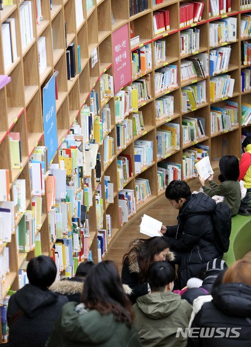 ▲ 서울 영락고등학교는 학생 1명당 책 한 권을 써내는 '고딩 작가 226명 합동출판기념회'를 연다. 사진은 서울도서관에서 책을 읽는 시민들. ⓒ뉴시스