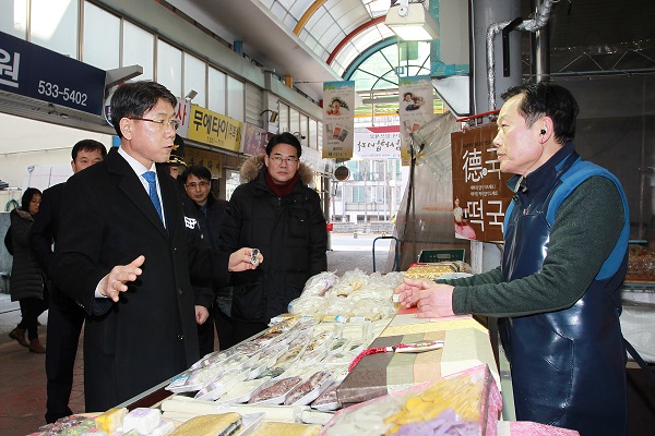 ▲ 이재관 대전시장 권한대행이 설을 앞두고 8일 태평시장을 방문해 명절물가를 확인하고 있다.ⓒ대전시
